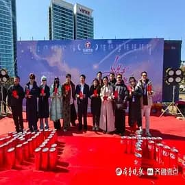 当星光坠入花海海报